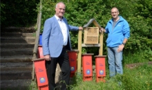 Ortsbürgermeister Leo Zehren und Michael Hahn vom NABU Südeifel vor den Nisthilfen für Fledermäuse und Wildbienen, die am Jakobs-Pilgerweg bei Minden vom NABU angebracht wurden (Foto: Stefan Zehren)